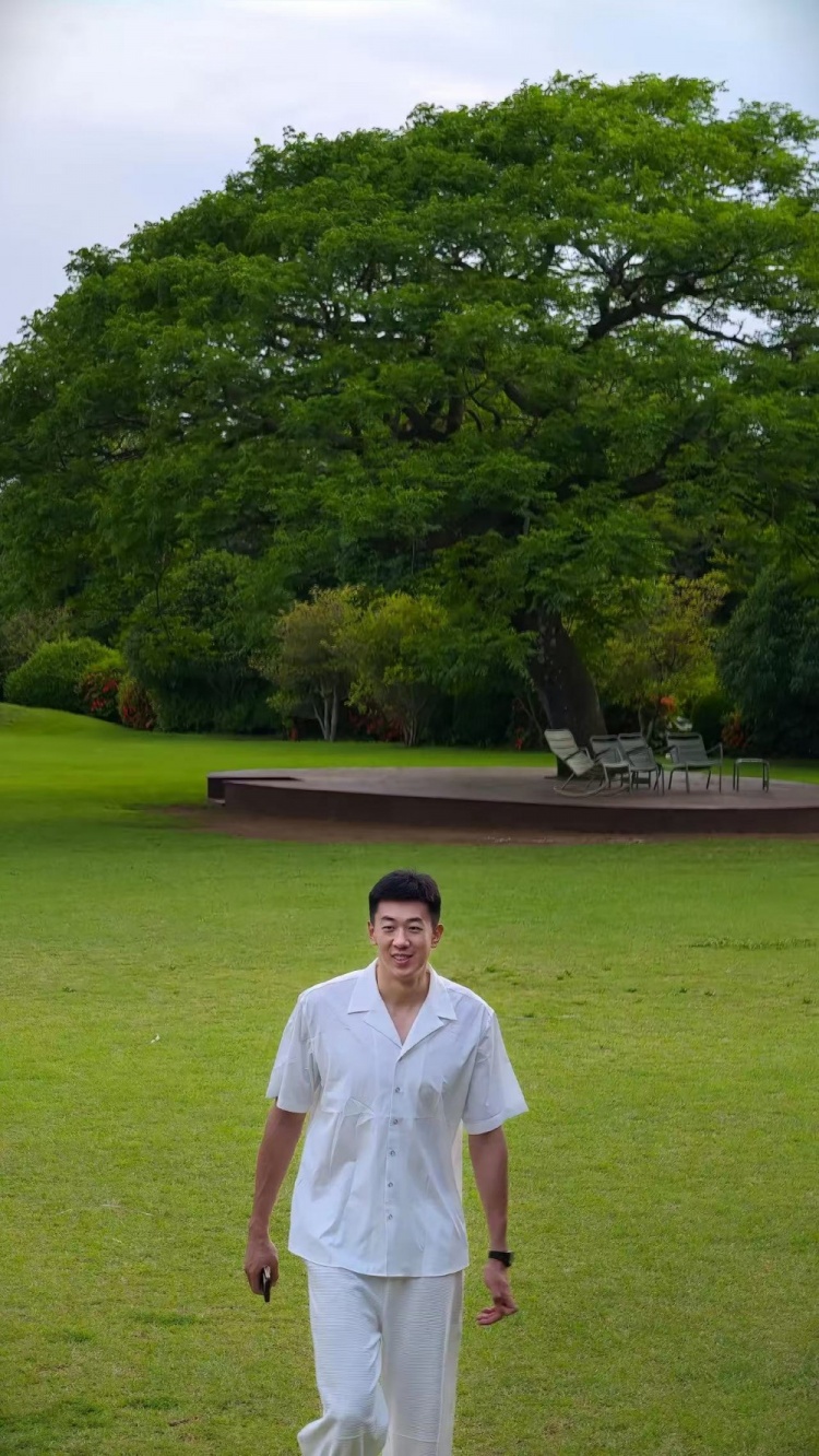 开云-留粤谈判未果 王少杰济州岛度假晒照尽显休闲感：今年场景